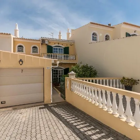 Beautiful With Stunning Sea Views, Sleeps 6 펜션 *