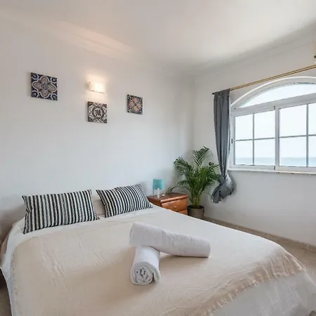 Beautiful With Stunning Sea Views, Sleeps 6 *