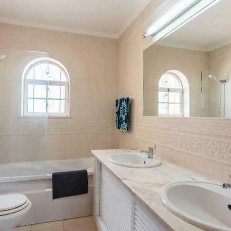 בית נופש Beautiful With Stunning Sea Views, Sleeps 6